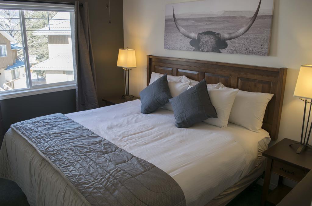 Banff Boundary Lodge Канмор Экстерьер фото
