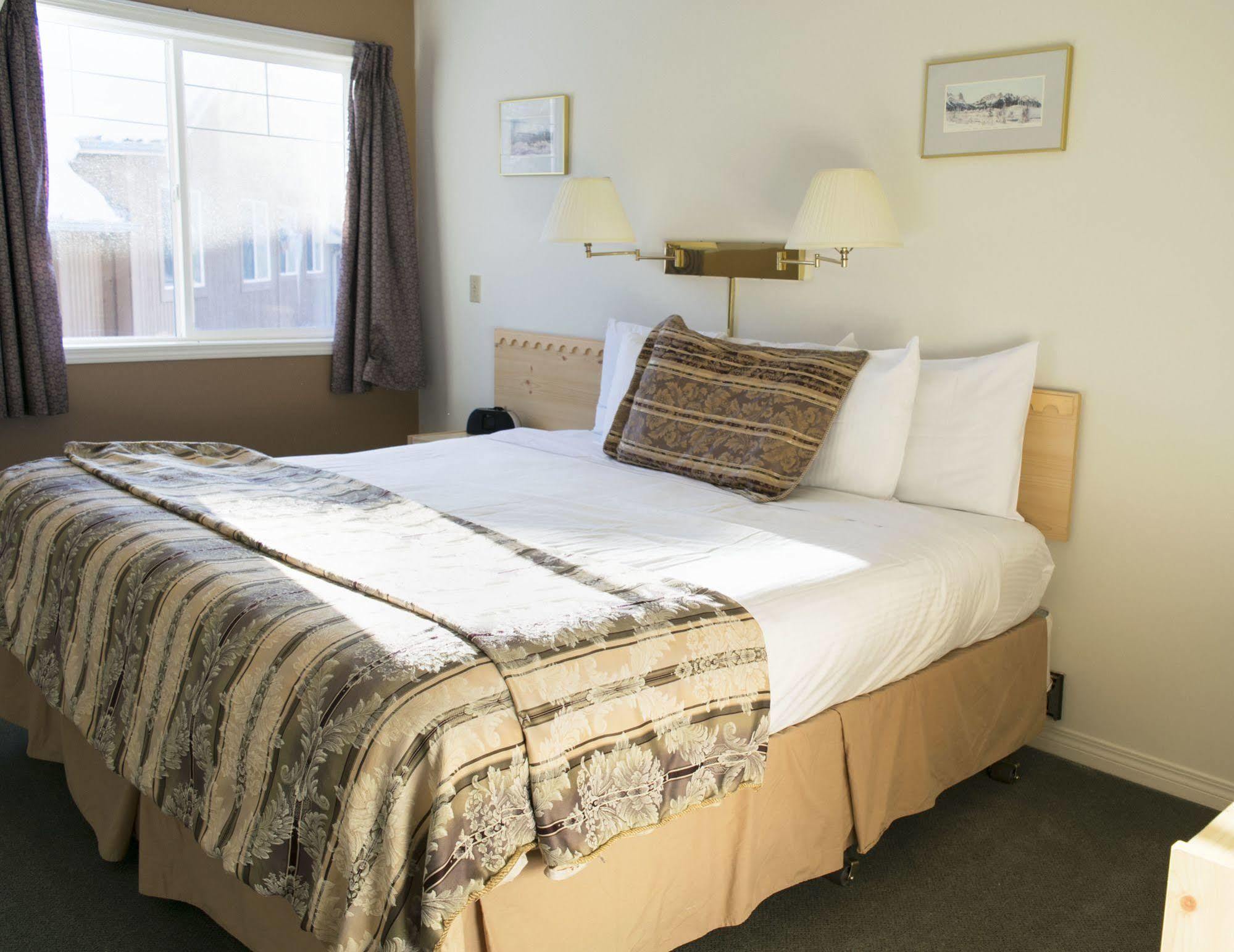 Banff Boundary Lodge Канмор Экстерьер фото