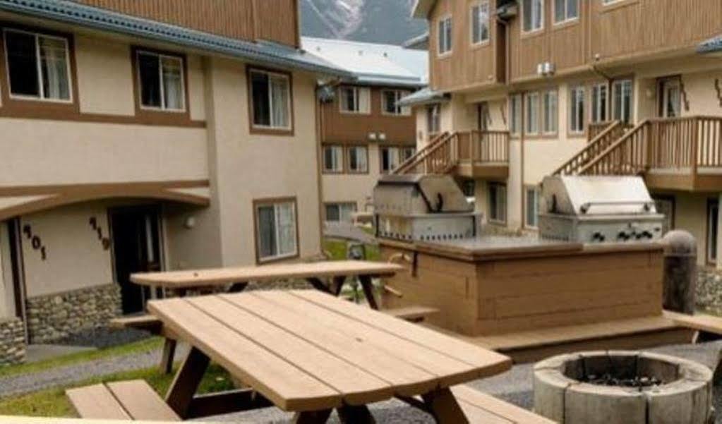 Banff Boundary Lodge Канмор Экстерьер фото